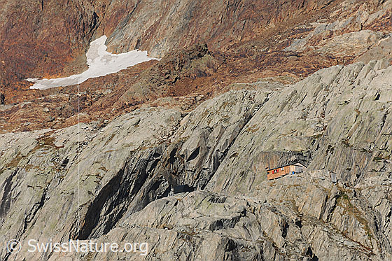 Foto: Gruebenhütte (auch Grubenhütte) auf Felsvorsprung.