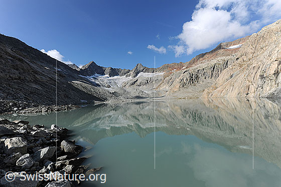 Foto: Gruebengletscher und Gruebensee mit Spiegelung und Geröllkelgel am Ufer.
Gipfel: Gross Diamantstock - Hiendertelltihorn