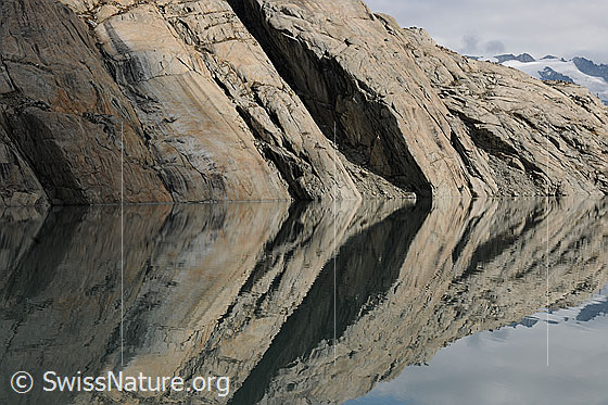Foto: Spiegelung von Felsformationen im Gruebensee.