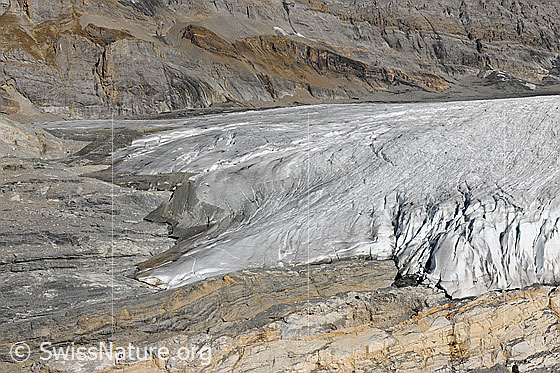 Foto: Zunge des Alpetligletscher (Kanderfirn). Die Gletscherzunge ist stark abgeflacht und der Gletscherrückzug schreitet rasch voran. Der Gletscher ragte noch vor ein paar Jahren über den Felsriegel.