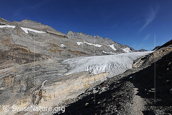 Foto: Weg zur Mutthornhütte. Der Hüttenweg verläuft durch das Gletschervorfeld des Alpetligletscher (Kanderfirn) und an die stark abgeflachte Gletscherzunge. Der Gletscherrückgang ist auch hier sichtbar. Vor ein paar Jahren war der helle Felsriegel noch vom Gletscher bedeckt.