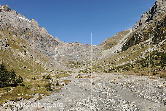 Foto: Flusslandschaft im hinteren Teil des Gasteretals. Das breite Flussbett der Kander lässt dem Fluss viel Platz in der urtümlichen Berglandschaft.