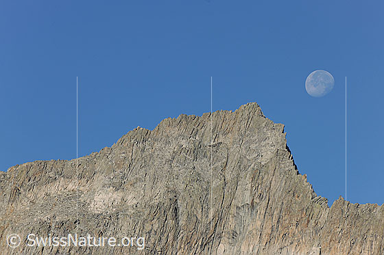 Foto: Gross Diamantstock und Mond.