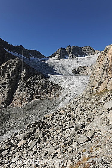Foto: Links die Fellenberglicken (Fellenberglücke, Übergang zur Lauteraarhütte) und rechts die Obri Bächli-Licken (Obere Bächlilücke, Übergang ins Gauligebiet).