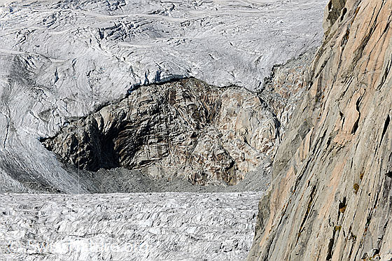 Foto: Detail Bächligletscher. Der Gletscher hat durch das Abschmelzen eine Felsstufe freigelegt.