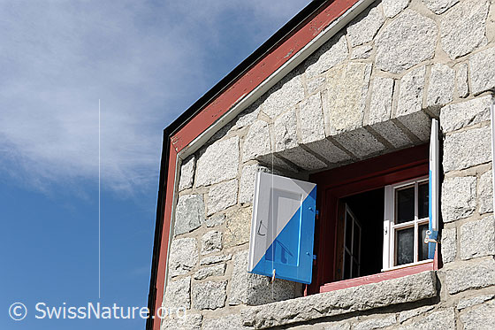 Foto: Offenes Fenster der Bächlitalhütte.
