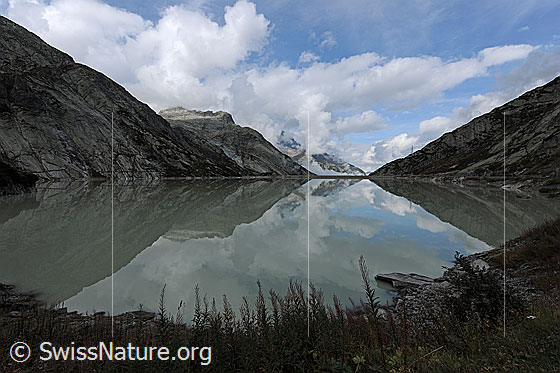 Foto: Räterichsbodensee mit Spiegelbild der Uferfelsen.