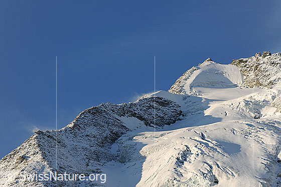 Foto: Les Diablons und Diablonsgletscher im Morgenlicht. Der Gletscher weist Spalten auf.