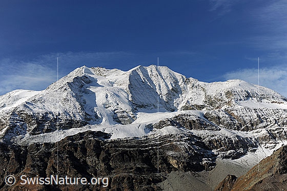 Foto: Frisch verschneites Bergmassiv Les Diablons mit Diablonsgletscher.
