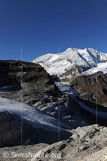 Foto: Brunegggletscher, Turtmanngletscher und Diablonsgletscher in Berglandschaft mit Licht und Schatten. Die Gipfel der Les Diablons sind leicht verschneit.
