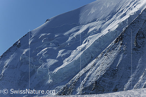 Foto: Hängegletscher in der Bishorn NE-Wand mit Licht und Schatten.