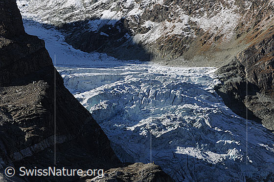 Foto: Gletscherabbruch Turtmanngletscher mit Licht und Schatten.