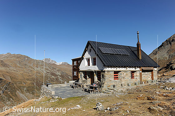 Foto: Turtmannhütte. Auf dem Dach ist eine Solaranlage zu sehen.