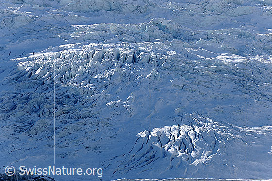 Foto: Gletscherabbruch im Turtmanngletscher mit Streiflicht.