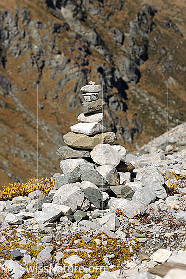 Foto: Steinmännchen und Herbstfarben.
Steinmänner werden als Wegzeichen, Markierung des höchsten Punktes eines Berges und/oder als Mahnmal errichtet. Vor allem bei dichtem Nebel können Steinmänner im weglosen Gelände sehr hilfreich sein. Das aber nur, wenn sie auch auf einer Route und nicht irgendwo errichtet worden sind.