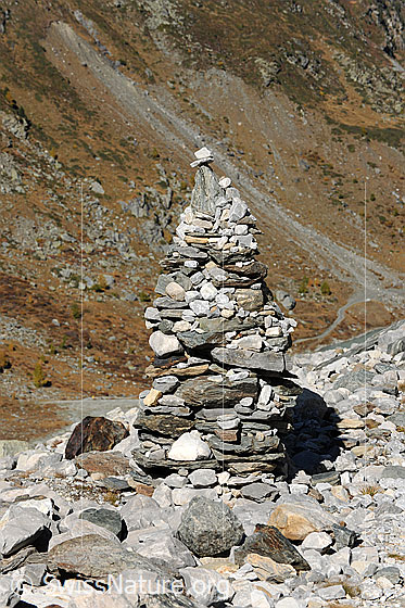Foto: Stattlicher Steinmann mit vielen kleinen Steinen dekoriert.