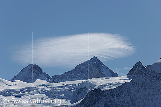 Foto: Grand Cornier, Dent Blanche, Pointe de Brigola und Gletscherlandschaft des Glacier de Moiry. Über den Berggipfeln ist eine Linsenwolke zu sehen.