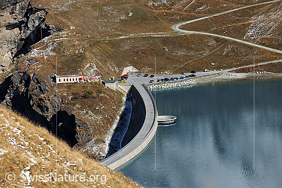 Foto: Lac de Moiry und Staumauer. Blick auf die Staumauer und das blaue Wasser des Stausees.