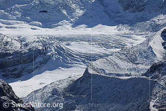Foto: Glacier de Moiry. Blick auf eine Spaltenzone im Gletscherplateau. Rechts im Bild verläuft eine markante Seitenmoräne.
