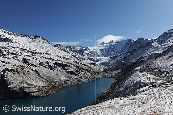 Foto: Blauer See in Berglandschaft. Stausee Lac de Moiry, Val d