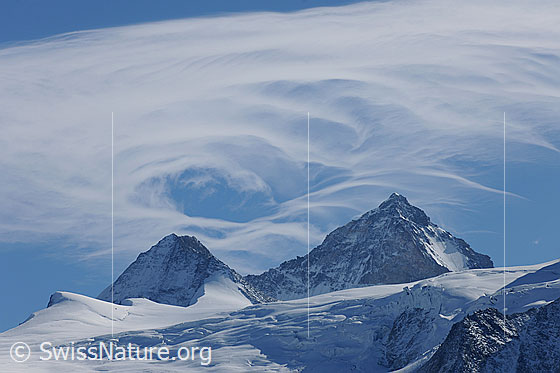 Foto: Wolkenwirbel über Grand Cornier und Dent Blanche. Im Vordergrund Glacier de Moiry mit Gletscherabbruch.