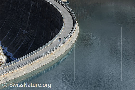 Foto: Bogenstaumauer. Staumauer und Stausee Lac de Moiry.