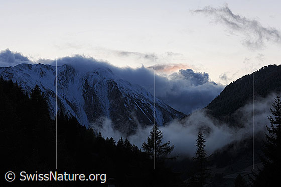 Foto: Stimmungsbild Berg und Wolken am Abend. Wolkenstimmung am Breithorn und Nebelschwaden über dem Binntal.