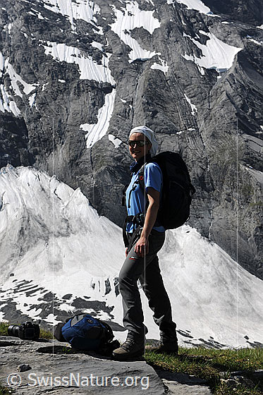 Foto: Wanderin vor alpiner Gebirgslandschaft am Gamchigletscher.
