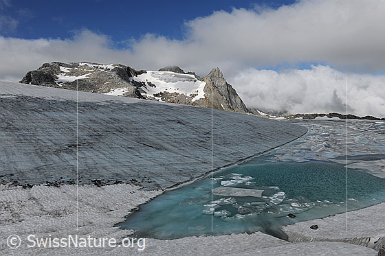Foto: Urtümliche Gletscherlandschaft mit Gletschersee, welcher die Farbe türkis aufweist. Von der zerfallenden Eisdecke haben sich Schollen gelöst. Über den Bergen (Poncione di Manio) liegen Restwolken.
