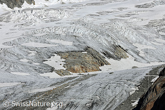 Foto: Tiefengletscher. Im Gletschereis sind Spaltenzonen und ein Felsriegel sichtbar.