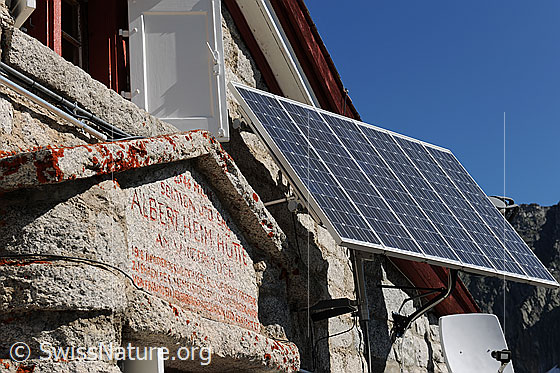 Foto: Solargenerator / Solarpanel an der Hausfassade der Albert-Heim-Hütte, Urserntal.