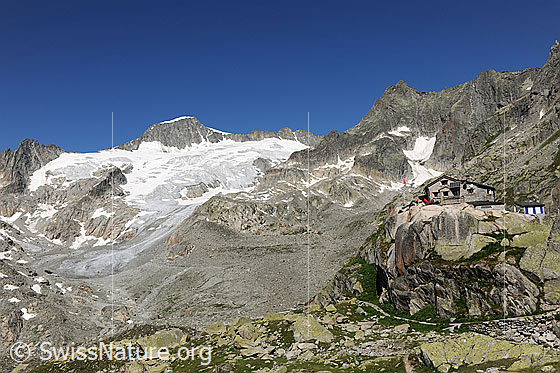 Foto: Galenstock, Tiefengletscher und Albert-Heim-Hütte. Die Gletscherzunge ist leicht mit Geröll bedeckt. Über der Bergütte ist das Gletschhorn mit dem Gletscherrest das Sunniggletschers zu sehen.