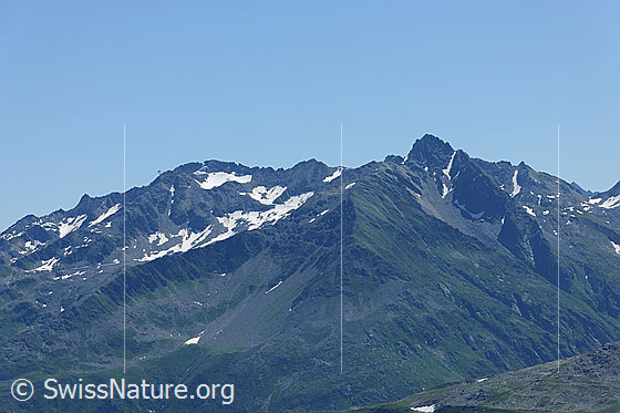 Foto: Gemsstock und Chastelhorn.
Gletscher: Gurschenfirn (links) und St. Annafirn (ca. Bildmitte). Als Folge der Klimaveränderung sind hier nur noch Gletscherreste zu sehen.