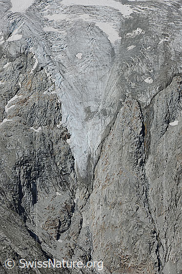 Foto: Zunge des Rotfirn. Die spitze, abgeflachte Gletscherzunge liegt in steilen, hellen Felsen.