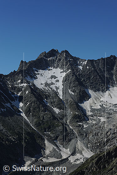 Foto: Winterstock und Reste des Wintereggfirns. Darunter die Zunge des Dammagletschers und eine markante Moräne.