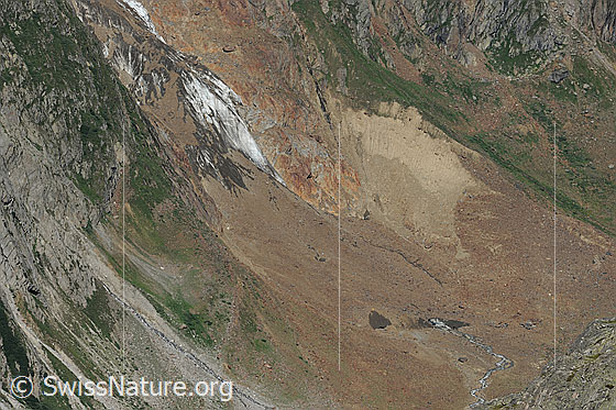 Foto: Zunge des schuttbedeckten (= Obermoräne) Schattmigstockfirns. Im weitläufigen Kegel sind Gletschertore erkennbar.
