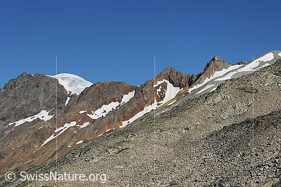 Foto: Gwächtenhorn und Rot Stock mit Geröllfeld im Vordergrund.