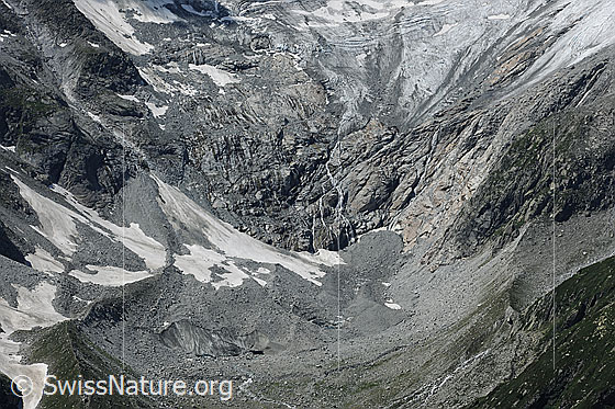 Foto: Zunge des Dammagletschers. Dem Gletscher entspringt die Dammareuss und sucht sich ihren Weg durch einen Kegel aus Toteis im Gletschervorfeld.