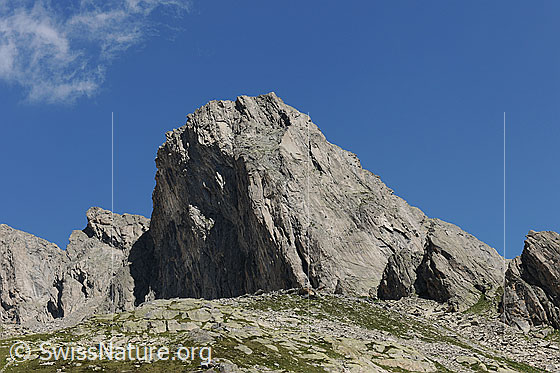 Foto: Bergseeschijen von S (Kletterberg). Der Bergseeschijen erhebt sich als mächtiger Felskopf mit Granitwänden in den blauen Himmel.