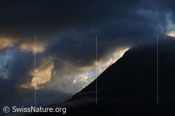 Foto: Wolkenstimmung über dem Simplonpass.