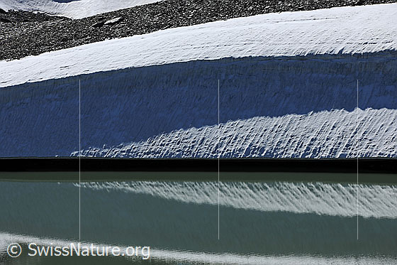 Foto: Spiegelung eines Gletscherrests im Bergsee.