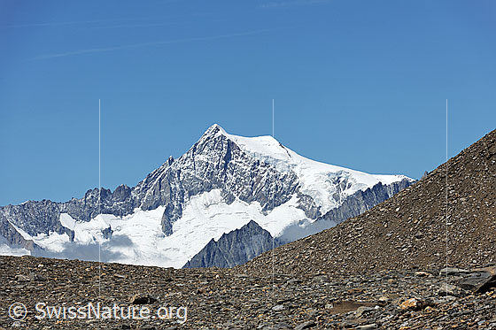 Foto: Aletschhorn. Blick über ein Geröllfeld zum Aletschhorn.