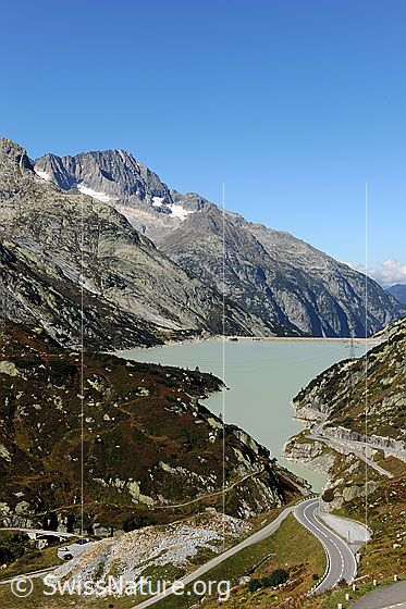 Foto: Räterichsbodensee. Stausee an der Grimselpassstrasse mit Blick zum Ritzlihorn.