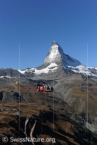 Foto: Helikopter vor Matterhorn beim Ausführen eines Transportflugs.