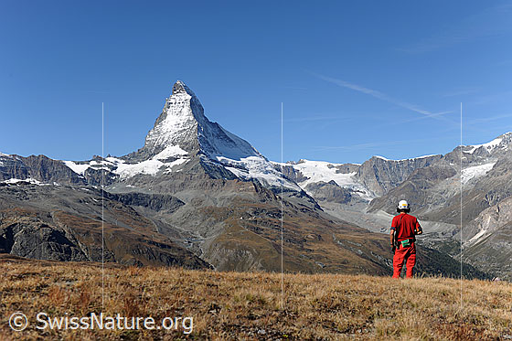 Foto: Flughelfer vor Matterhorn. Der Flughelfer wird gleich per Helikopter abgeholt und zum nächsten Einsatzort geflogen.