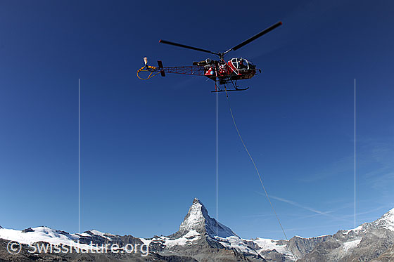 Foto: Helikopter im Einsatz in der Bergwelt ums Matterhorn, Zermatt.
