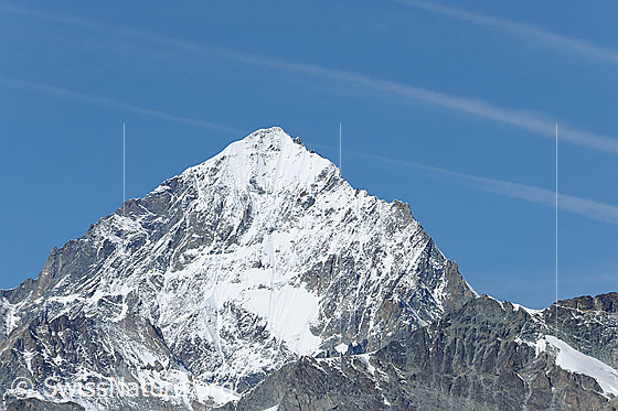 Foto: Dent Blanche, Portrait der Bergpyramide. 
Rechts vom Gipfel: ENE-Grat (Ostnordost-Grat, Viereselsgrat) 
Links vom Gipfel: S-Grat (Südgrat, Normalroute)