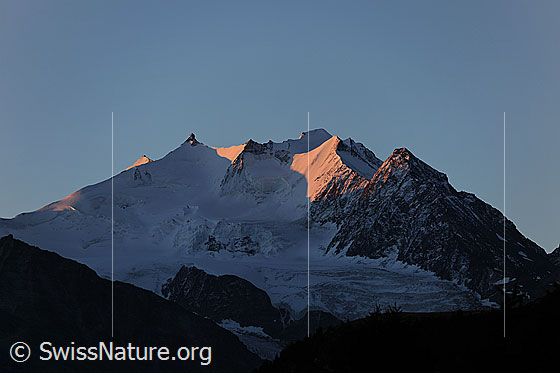 Foto: Morgenstimmung am Mischabelmassiv.
Gipfel: Lenzspitze, Nadelhorn, Stecknadelhorn, Dürrenhorn, Dom und Hohberghorn.