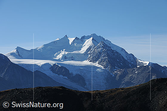 Foto: Mischabelgruppe im Morgenlicht.
Im Aufstieg von der Moosalp zum Augstbordhorn.
Gipfel: Ulrichshorn, Nadelhorn, Stecknadelhorn, Hohberghorn, Dürrenhorn und Dom
Gletscher: Riedgletscher
