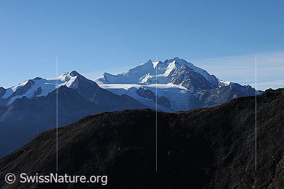 Foto: Mischabel im Morgenlicht.
Im Aufstieg von der Moosalp zum Augstbordhorn.
Blick zur Mischabelgruppe mit Balfrin, Ulrichshorn, Nadelhorn, Stecknadelhorn, Hohberghorn, Dom und Dürrenhorn.
Gletscher: Balfringletscher und Riedgletscher.